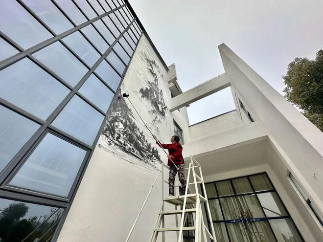 网红农民画家现身房县作画 巨幅墙绘点“靓”交旅融合(图2)