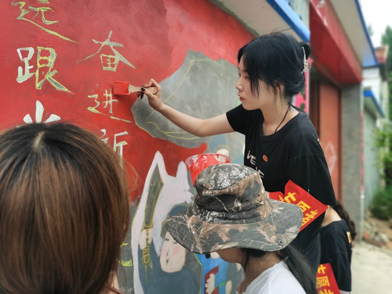 永远跟党走奋进新时代——墙绘艺术进基层美丽乡村添新景(图2)