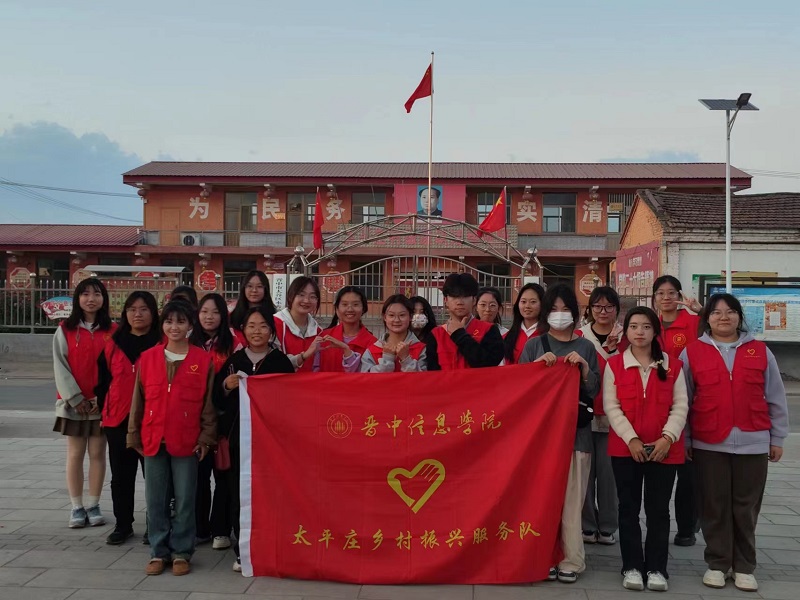 晋中信息学院学子“文化下乡”墙绘情深(图2) 晋中信息学院学子“文化下乡”墙绘情深(图2)