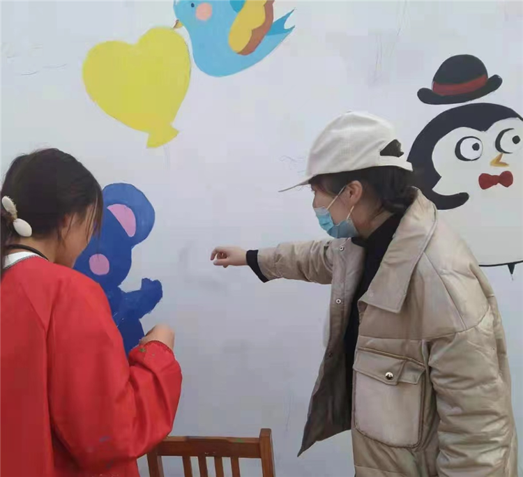 手绘文化墙 现代学子助力最美乡村建设_综合_大众网(图2)