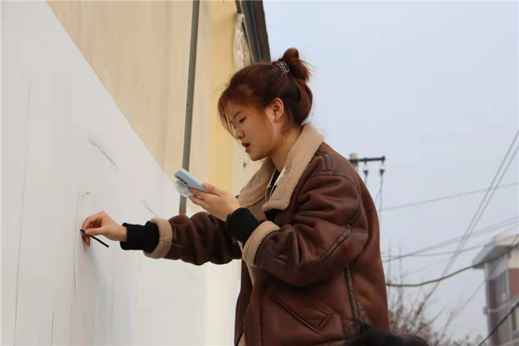 手绘文化墙 现代学子助力最美乡村建设_综合_大众网(图3)