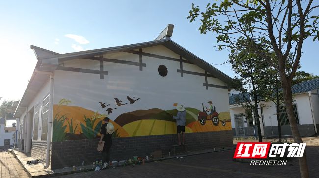 南华学子“三下乡”丨艺术墙绘“绘”就乡村振兴新图景(图2)