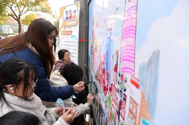 静安这里孩子们用多彩画笔描绘社区生活→(图4) 静安这里孩子们用多彩画笔描绘社区生活→(图4)