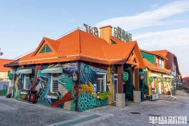 大胆热烈、嘻哈摇滚、清新可爱!金沙滩啤酒城6000㎡艺术墙绘成打卡胜地(图3) 大胆热烈、嘻哈摇滚、清新可爱!金沙滩啤酒城6000㎡艺术墙绘成打卡胜地(图3)