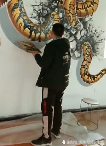 美术生画出超逼线D墙绘看到成品网友:吓出心脏病!(图2) 美术生画出超逼线D墙绘看到成品网友:吓出心脏病!(图2)