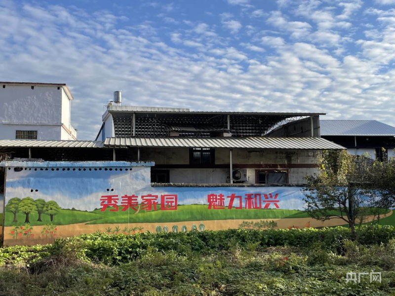 和美“湘”村山寨小壁画 绘出振兴“大画卷”(图2) 和美“湘”村山寨小壁画 绘出振兴“大画卷”(图2)
