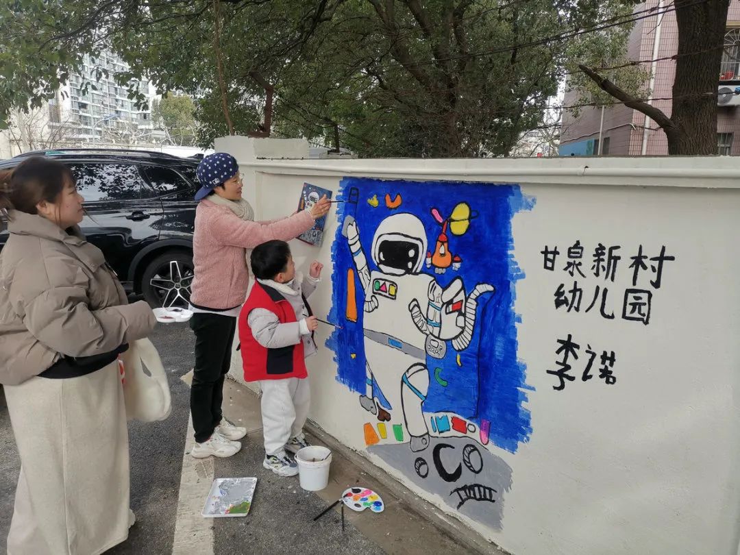 “颜值”和“内涵”的双重提升普陀这里的围墙披上“新衣”→(图4) “颜值”和“内涵”的双重提升普陀这里的围墙披上“新衣”→(图4)