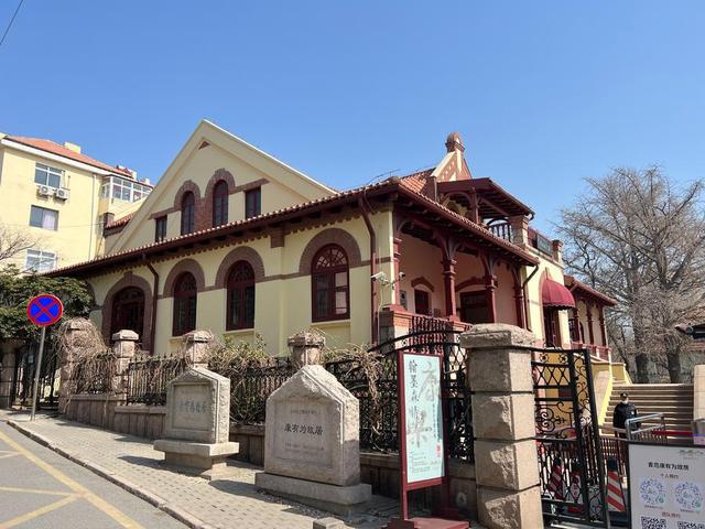 人文青岛墙绘故居藏于小巷中——福山支路彩绘出圈追溯背后的人文踪迹和文化密码(图4) 人文青岛墙绘故居藏于小巷中——福山支路彩绘出圈追溯背后的人文踪迹和文化密码(图4)