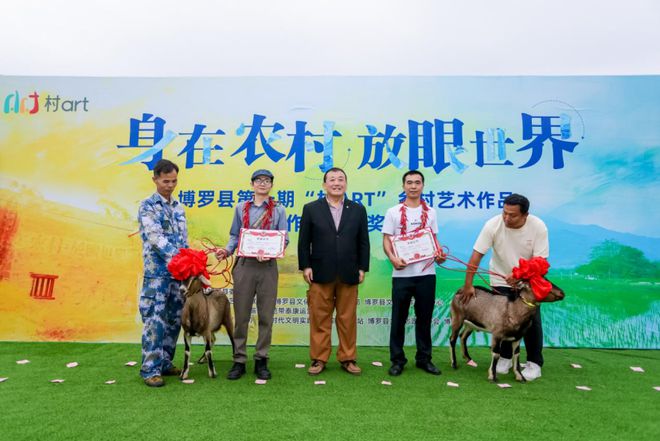 泰康乡村振兴新模式:百余农民“村ART”画笔绘家乡(图2) 泰康乡村振兴新模式:百余农民“村ART”画笔绘家乡(图2)