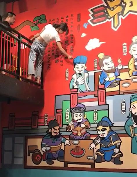小姐姐画墙绘解锁新技能看完整个作品后网友:原谅手残党(图2) 小姐姐画墙绘解锁新技能看完整个作品后网友:原谅手残党(图2)