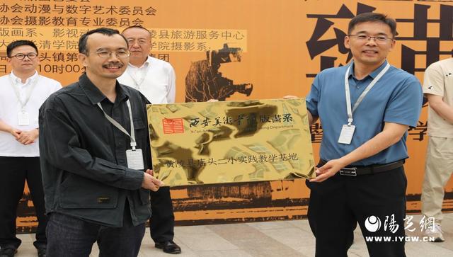 西安美术学院“版画再基层”第二季致黄陵暨高校研学黄陵作品展览活动成功举办(图3) 西安美术学院“版画再基层”第二季致黄陵暨高校研学黄陵作品展览活动成功举办(图3)