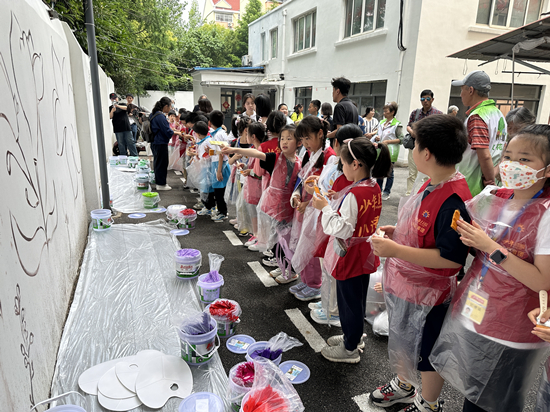 六一在这个陆家嘴小区艺术家和孩子一同将大自然保护植物画到墙上(图2) 六一在这个陆家嘴小区艺术家和孩子一同将大自然保护植物画到墙上(图2)