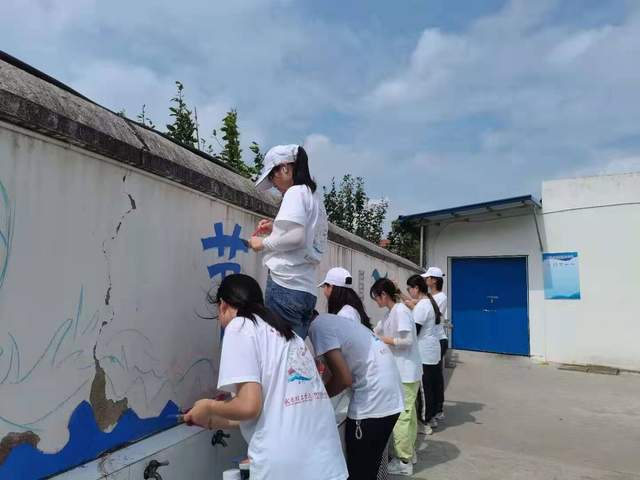 武汉一高校14名大学生在乡村义务墙绘 助力乡村振兴(图2) 武汉一高校14名大学生在乡村义务墙绘 助力乡村振兴(图2)