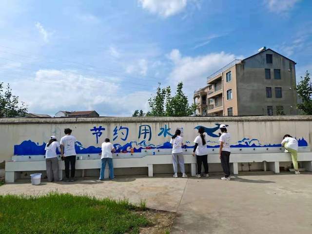 武汉一高校14名大学生在乡村义务墙绘 助力乡村振兴(图3) 武汉一高校14名大学生在乡村义务墙绘 助力乡村振兴(图3)