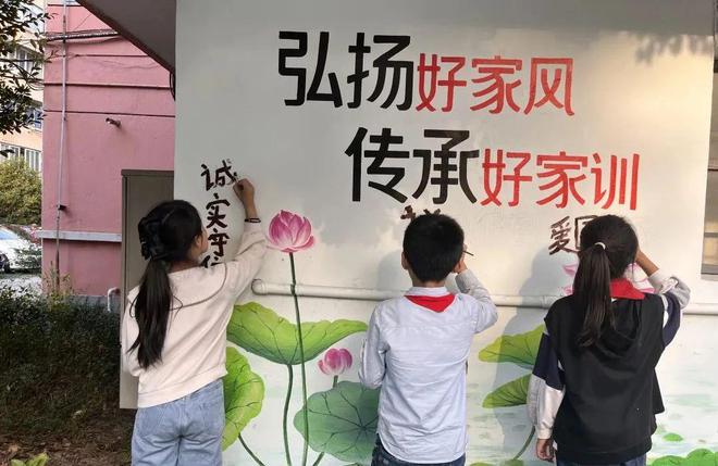 画墙绘、开市集、做路灯……友谊“社区小先生”生活真精彩!(图3) 画墙绘、开市集、做路灯……友谊“社区小先生”生活真精彩!(图3)