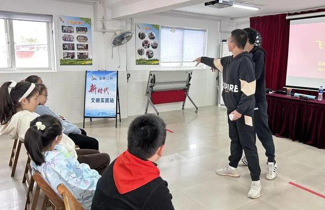 画墙绘、开市集、做路灯……友谊“社区小先生”生活真精彩!(图8) 画墙绘、开市集、做路灯……友谊“社区小先生”生活真精彩!(图8)