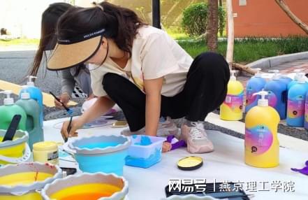 夏日炎炎师生共绘校园新貌——燕理墙绘实践活动圆满成功(图2) 夏日炎炎师生共绘校园新貌——燕理墙绘实践活动圆满成功(图2)