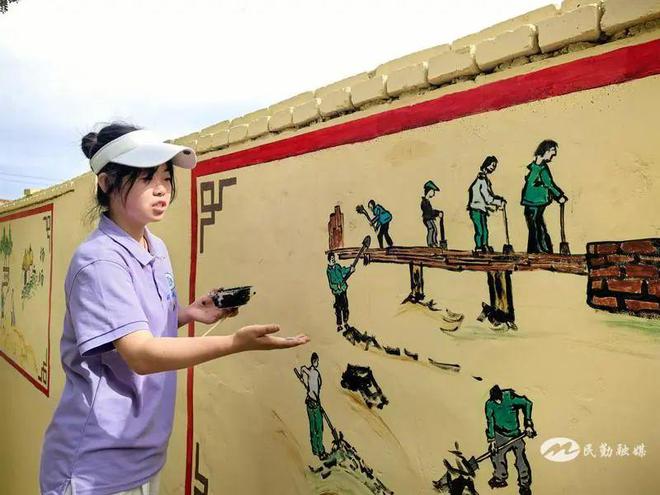 民勤:大学生巧手作墙绘 “扮靓”和美乡村(图2) 民勤:大学生巧手作墙绘 “扮靓”和美乡村(图2)