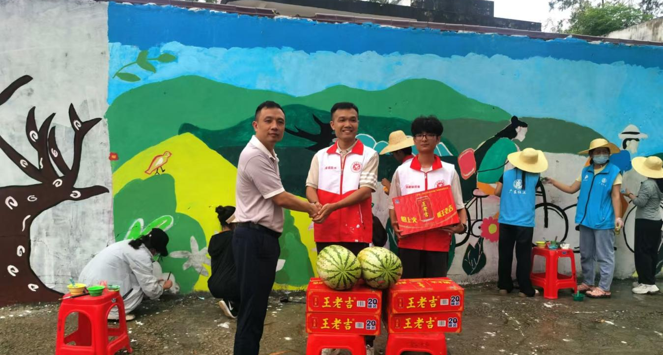 广东机电职业技术学院到塘㙍镇开展墙绘活动(图3) 广东机电职业技术学院到塘㙍镇开展墙绘活动(图3)