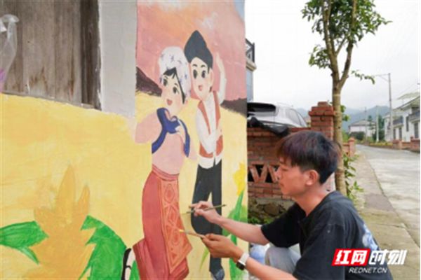 400平米墙体彩绘！把湘西乡村故事“绘声绘色”地画出来(图3)