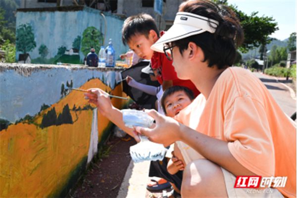 400平米墙体彩绘！把湘西乡村故事“绘声绘色”地画出来(图2)