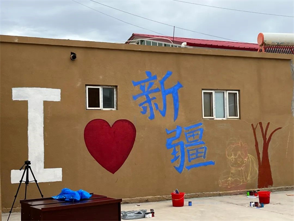 薪火相传作墙绘民族团结一家亲快来新疆阿图什打卡吧!(图5) 薪火相传作墙绘民族团结一家亲快来新疆阿图什打卡吧!(图5)