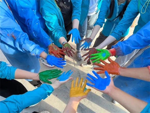 薪火相传作墙绘民族团结一家亲快来新疆阿图什打卡吧!(图6) 薪火相传作墙绘民族团结一家亲快来新疆阿图什打卡吧!(图6)