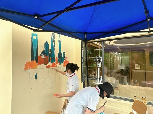 共绘清和之夏!“小画家”为特色街区增新颜(图2) 共绘清和之夏!“小画家”为特色街区增新颜(图2)