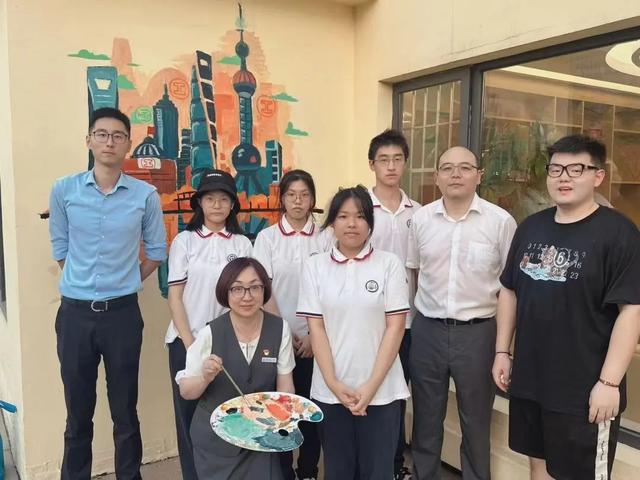 共绘清和之夏!“小画家”为特色街区增新颜(图4) 共绘清和之夏!“小画家”为特色街区增新颜(图4)