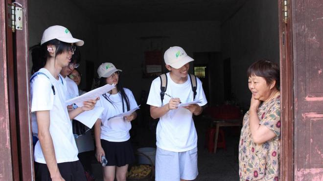 武汉大学生访聚赵李桥镇携手居民墙绘摹画美丽乡村(图2)