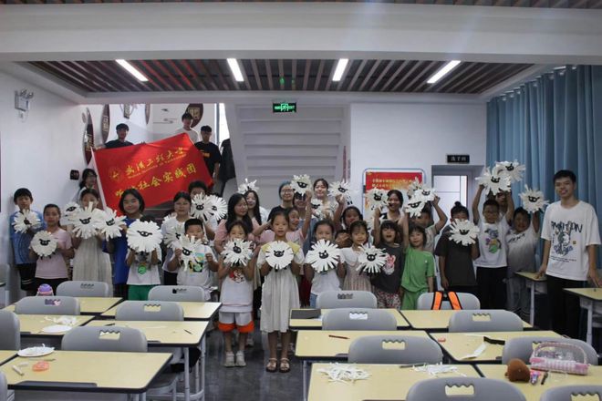 武汉大学生访聚赵李桥镇携手居民墙绘摹画美丽乡村(图4)