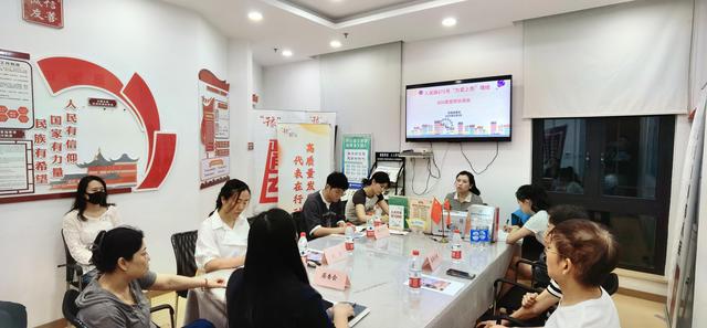 55米的巨型艺术墙绘亮相人民路老大楼迎来了“诗意新生”(图3) 55米的巨型艺术墙绘亮相人民路老大楼迎来了“诗意新生”(图3)