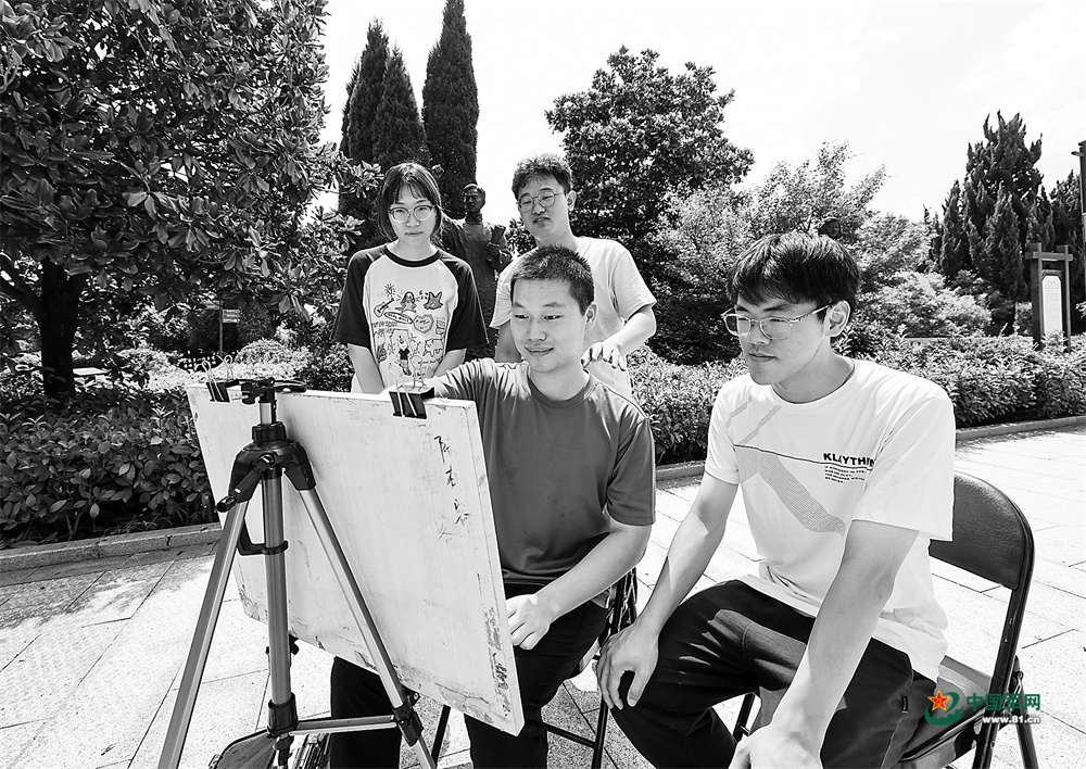 火热暑假军校学员们投身社会实践书写奋斗故事(图2) 火热暑假军校学员们投身社会实践书写奋斗故事(图2)