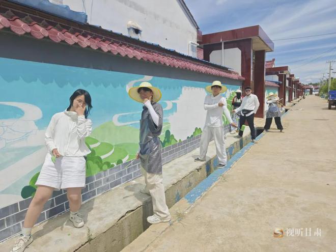 兰州大学“和美乡村美丽画卷”大型墙绘主题活动纪实(图4) 兰州大学“和美乡村美丽画卷”大型墙绘主题活动纪实(图4)