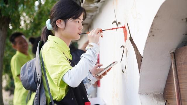 一支画笔满墙风景 滁州城市职业学院“三下乡”(图3) 一支画笔满墙风景 滁州城市职业学院“三下乡”(图3)