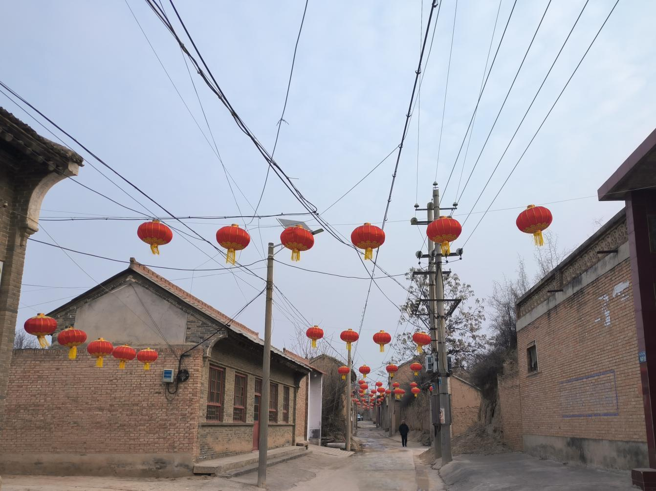 闻喜县阳隅镇：美化环境齐发力 点亮村居迎新春(图2)