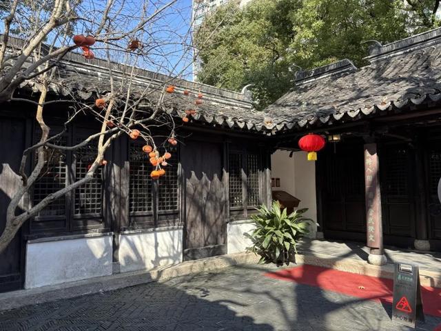 彩绘墙再现南春华堂居民共绘美好家园(图2) 彩绘墙再现南春华堂居民共绘美好家园(图2)