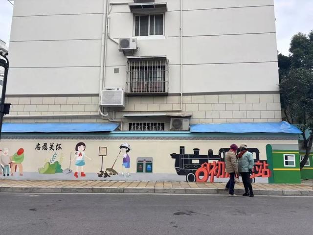 彩绘墙再现南春华堂居民共绘美好家园(图4) 彩绘墙再现南春华堂居民共绘美好家园(图4)