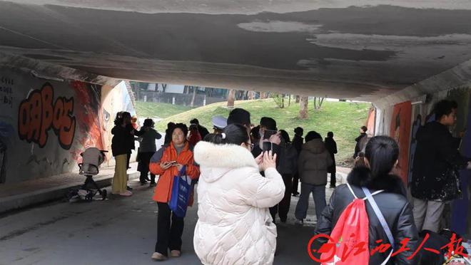 《哪吒之魔童闹海》彩绘墙惊艳南昌街头(图7) 《哪吒之魔童闹海》彩绘墙惊艳南昌街头(图7)