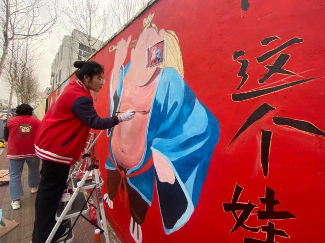 完工!超大哪吒墙绘就在日照这里→(图2) 完工!超大哪吒墙绘就在日照这里→(图2)