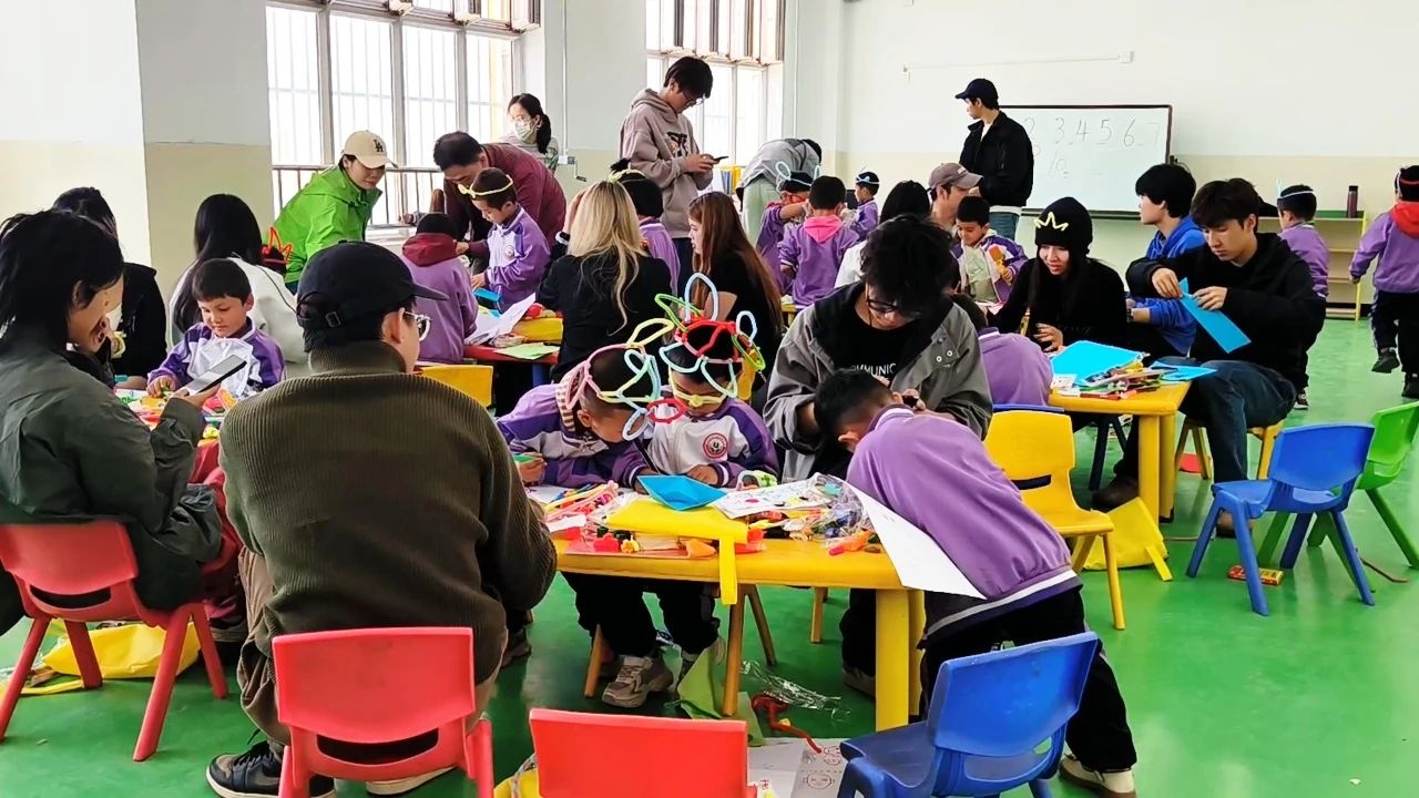 醒狮跃上新疆墙 粤新共绘同心圆(图3) 醒狮跃上新疆墙 粤新共绘同心圆(图3)