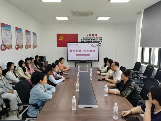 一面锦旗表感恩!万新社区来人文与艺术学院深化校地合作(图2) 一面锦旗表感恩!万新社区来人文与艺术学院深化校地合作(图2)