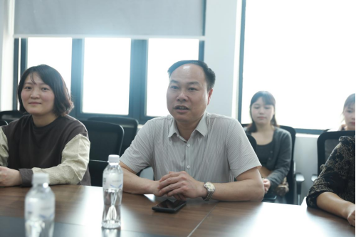 一面锦旗表感恩!万新社区来人文与艺术学院深化校地合作(图3) 一面锦旗表感恩!万新社区来人文与艺术学院深化校地合作(图3)