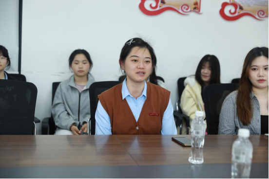 一面锦旗表感恩!万新社区来人文与艺术学院深化校地合作(图4) 一面锦旗表感恩!万新社区来人文与艺术学院深化校地合作(图4)